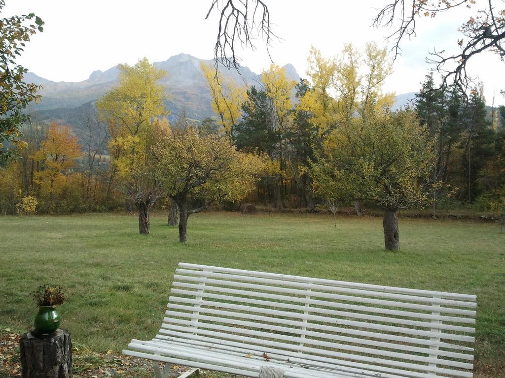 Domaine De Lara Bed and Breakfast Barcelonnette Exteriör bild
